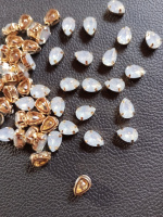 Стрази (акрил) в золотой металлической оправе. Размер - 6*10 мм. Цвет - белый опал