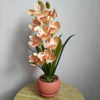 Штучна латексна орхідея цимбідіум у рожевому керамічному кашпо біла з рожевим
