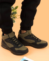 Чоловічі зимові чорно-зелені кросівки на шнурівці