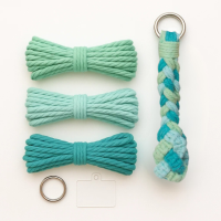 Набор макраме для рукоделия и плетения брелока для ключей и аксессуаров 17.3х3.5см зелёный,голубой,бирюзовый