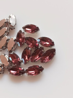 Страз (стекло)  в металлической оправе. Размер - 6×12 мм. Цвет - баклажановый