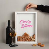 Рамка для винных пробок «Cheers Bitches», Белый, английский