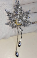 Ожерелье «Листок с жемчужиной» с белыми топазами и жемчугом