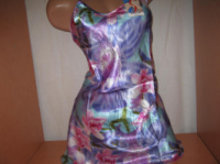 Короткий атласний пеньюар бузковий у квітах розміри L, XL, XXL і XXXL