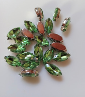 Страз (стекло)  в металлической оправе. Размер - 7×15 мм. Цвет- салатовый