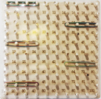 Математический планшет большой. Дерево. 30*30 см. Резиночки.