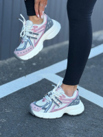 ЖІНОЧІ КРОСІВКИ