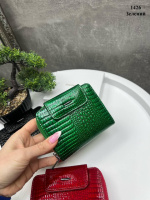 Натуральна лакована шкіра. Зелений - на магніті - яскравий, мініатюрний, жіночий гаманець високої якості (1426)