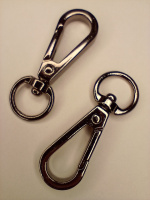 Карабин. Цвет - черный. Длина - 5 см. Ширина ушка - 1,8×1,7 см. Цена указана за 1 шт.