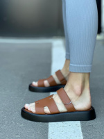 Жіночі кросівки