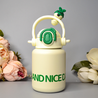 Дитяче термогорнятко з трубочкою «Little Bee» 550 ml Білий