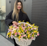 Кошик з рожевими тюльпанами та мімозою