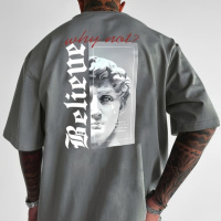 Сіра трендова чоловіча оверсайз футболка зі стильним принтом