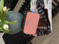 Сумочка Guess кросс-боді напис рожево-синій