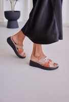 Шльопанці шкіряні на невеликій танкетці v7-210-14