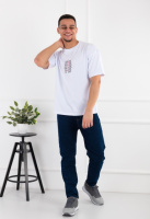 Чоловіча біла футболка оверсайз із принтом.