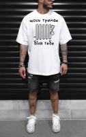 Чоловіча біла трендова футболка з модним принтом