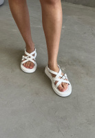 Білі шкіряні босоніжки пряжки на низькому ходу v7-110-37b