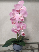 Штучна латексна орхідея VIP у сірому керамічному кашпо на одну рожеву гілку