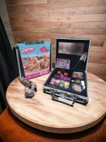 Набір дитячої декоративної косметики у валізці Barbie