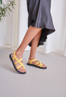 Жовті шкіряні босоніжки через палець на низькому ходу v7-110-38y