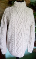 Теплый женский свитер с арановым узором