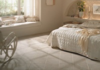 ​Керамическая плитка на полу в спальне
