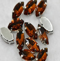 Страз (стекло)  в металлической оправе. Размер - 7×15 мм. Цвет- медовый