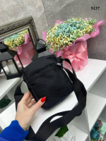 АКЦІЯ! К - чорна універсальна сумочка на одне відділення на блискавці - непромокаюча щільна тканина (5137)