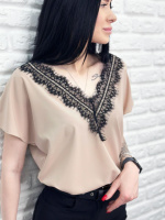 Жіноча блузка з вирізом та мереживом «Brenda» оптом | Норма і батал| Розпродаж моделі Бежевий, 42-44