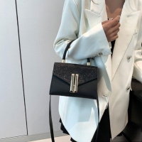 Жіноче кросбоді із золотистою фурнітурою 71701A