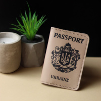 Обкладинка для паспорта «Passport+великий Герб України» світлий беж з чорним.