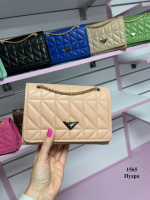 Пудра - стильний стьобаний каркасний клатч на магніті під клапаном, на ланцюжку (1565)