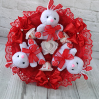 Червоний букет з м’яких зайчиків та цукерок Raffaello — подарунок для дівчини на 14 лютого та 8 Березня