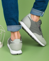 Чоловічі сірі кросівки з екошкіри.