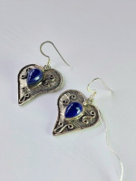 Срібні сережки у формі серця із лазуритом