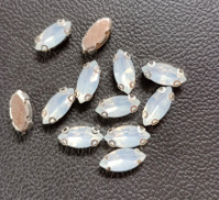 Страз (акрил)  в металлической оправе. Размер - 7*15 мм. Цвет - белый опал