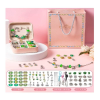 Набір прикрас: 6 основ браслетів міні-сумка, браслети, намистини, підвіски, в сумці.Зелений.