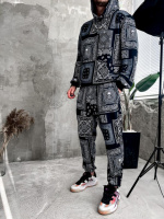 Чорний чоловічий спортивний костюм з абстрактним принтом