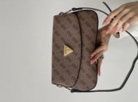 Сумка жіноча Guess Noelle багет бежевий