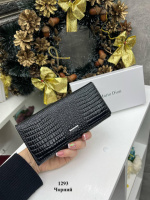 Натуральна шкіра. Чорний - вмісткий і практичний жіночий гаманець на магнітах, зверху - лак, 18х9 см (1293)