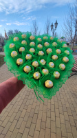 Шикарний букет з цукерок Ferrero Rocher (34 шт), подарунок для коханих, зелений букет у формі серця з цукерками