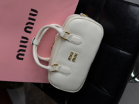 Жіноча сумка Miu Miu Arcadie через плече білий