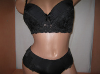 Комплект білизни чорний з мереживним декором: бюстгальтер чашка В з коректором і трусики