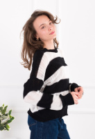 Жіночий чорно-білий светр у смужку