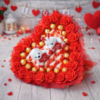 Червоний великий букет із цукерок Raffaello та Ferrero Rocher у формі серця з мʼякими іграшками, 36 цукерок