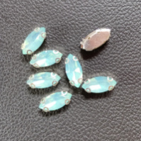 Страз (акрил)  в металлической оправе. Размер - 7*15 мм. Цвет - голубой с зелёным оттенком опал