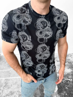 Модна чорна чоловіча літня футболка зі стильним дизайном