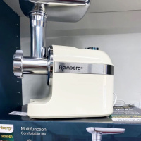 Мясорубка Rainberg RB-2270 с реверсом и насадками для шинковки и колбас 3800W. Цвет: белый