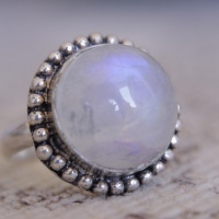 -40% Кольцо с лунным камнем с синей опалесценцией.
